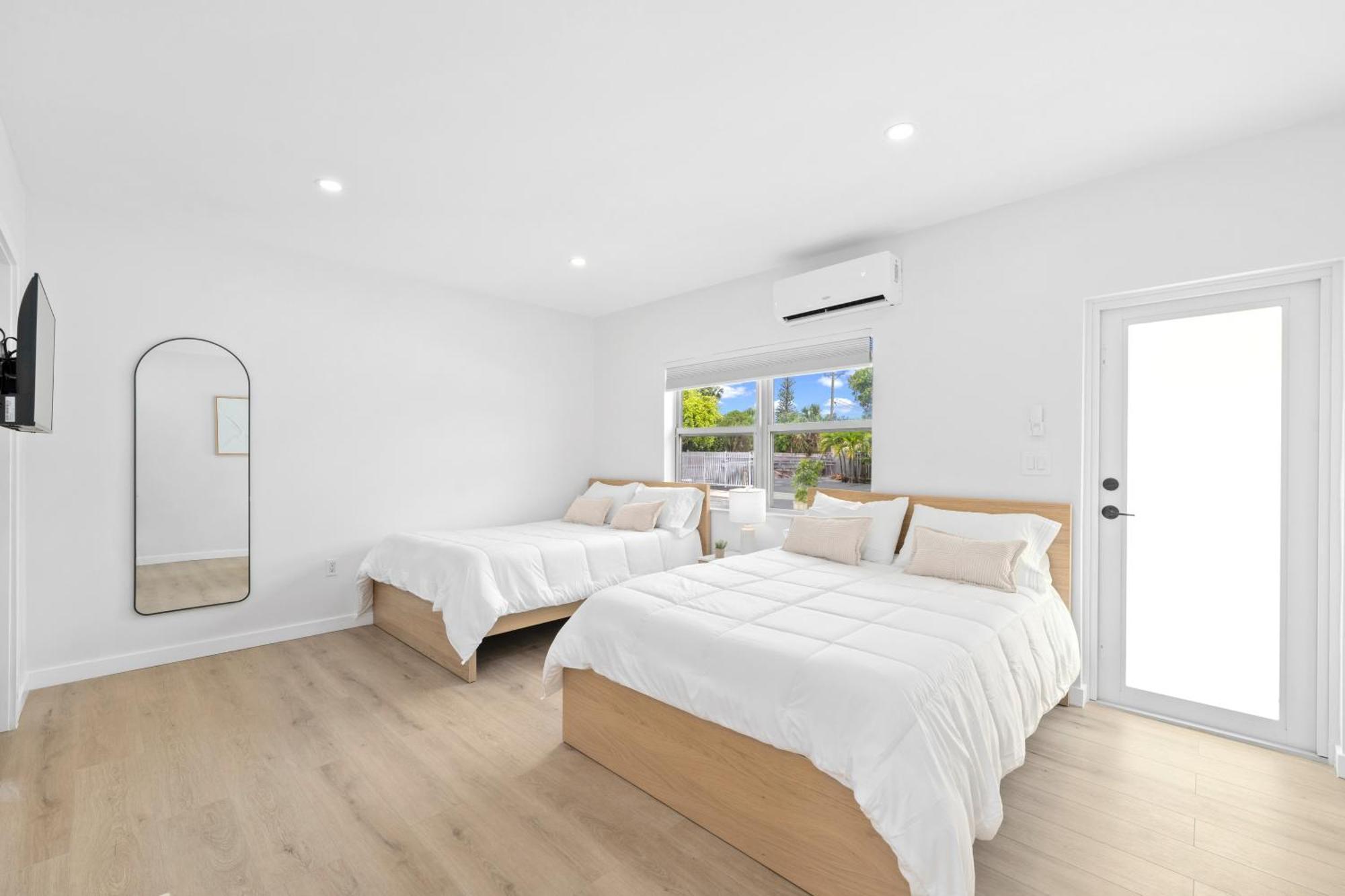 M Lake Worth Beach: Modern Villas with Retro Charm Near Palm Beach Exterior photo