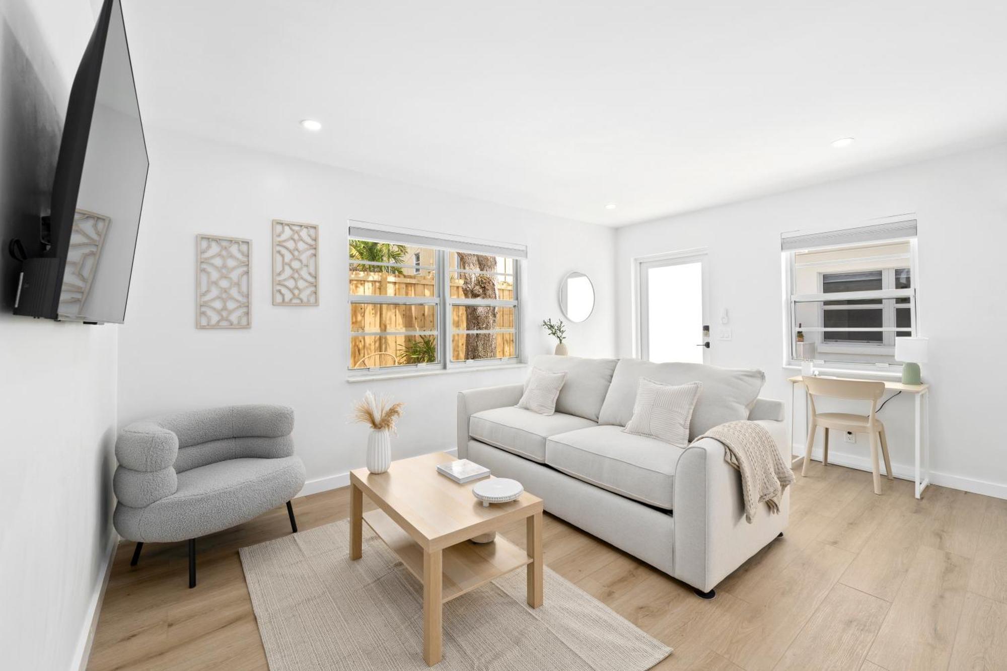 M Lake Worth Beach: Modern Villas with Retro Charm Near Palm Beach Exterior photo